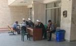 پاسخ به سوالات شرعی ییماران درماه مبارک رمضان  با حضور روحانیون در بیمارستان امام خمینی (ره )